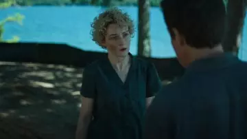 Chemise de camp à manches bouffantes en soie Madewell portée par Ruth Langmore (Julia Garner) comme on le voit dans Ozark (S04E14)