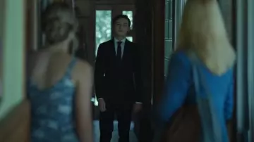 Traje elástico premium de J.M. Haggar usado por Jonah Byrde (Skylar Gaertner) como se ve en Ozark (T04E14)