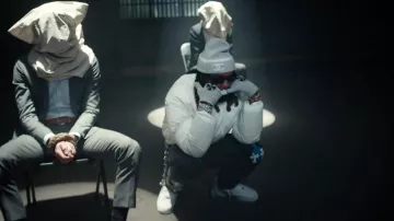 Gorro CC de Chanel Grey & White-Stripe usado por Offset in Climate by BigXthaPlug (Video Oficial)