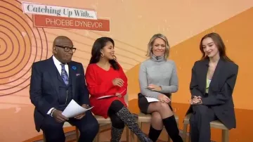 Blazer métallique à fines rayures Coperni porté par Phoebe Dynevor tel qu’on le voit dans Today le 19 décembre 2023