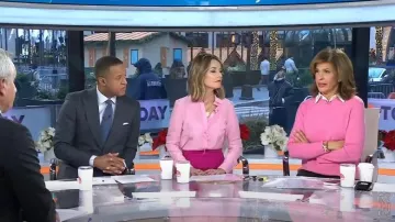 Chemise Adam Lippes avec nœud fin portée par Savannah Guthrie comme on le voit dans Aujourd’hui le 20 décembre 2023