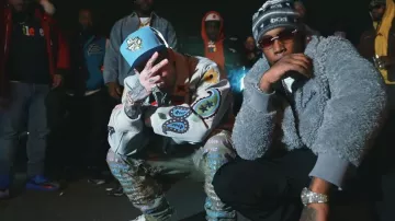 Who Decides War Blue & Rainbow Roygbiv Scripture Jeans usados por Millyz en Signature feat. Fivio Foreign (Video oficial)