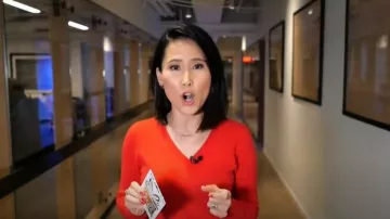 Pull à col en V en cachemire Charter Club porté par Vicky Nguyen comme on le voit dans Aujourd’hui le 20 décembre 2023