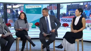 Proenza Schouler Robe à col roulé en tricot Mary portée par Greta Lee comme on le voit dans Aujourd’hui le 20 décembre 2023