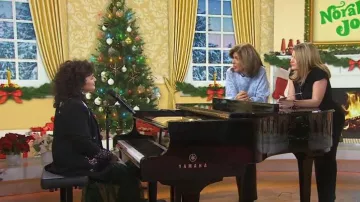 Blazer orné de papillons Kylie porté par Norah Jones comme on le voit dans Today with Hoda & Jenna le 20 décembre 2023