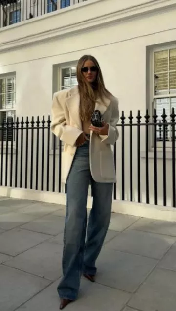 Tiffany & Co. Dough­nut Ban­gle worn by Rosie Huntington-Whiteley on her Instagram post on December 8, 2023