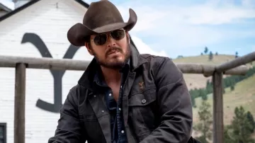The short jacket worn by Rip Wheeler (Cole Hauser) in the series Yellowstone (Season 2 Episode 5)