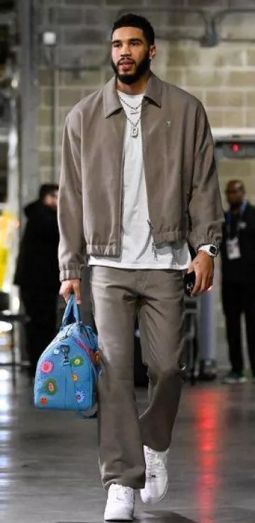 Veste à col zippé marron taupe Ami Paris portée par Jayson Tatum sur le compte Instagram @jaytatum0