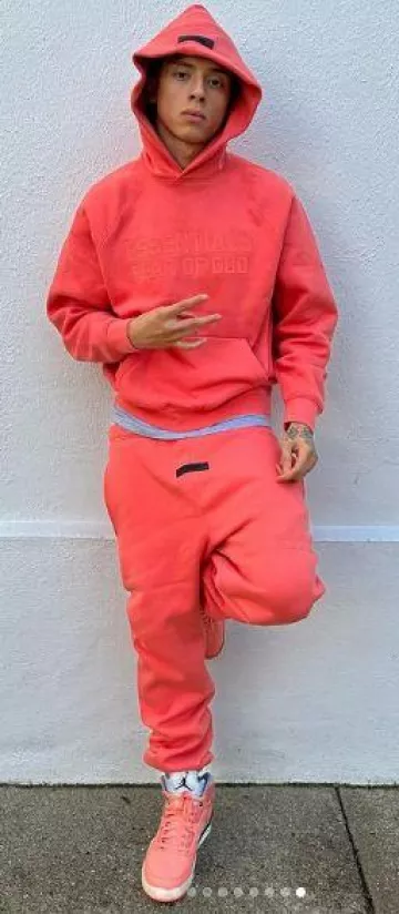 Pantalon de survêtement Fear of God Coral Pink Rubber Logo (FW22) porté par Central Cee sur le compte Instagram @centralcee