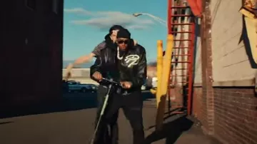 Vaqueros Amiri Negro 'MX1' usados por Fivio Foreign en TEACH ME HOW TO DRILL con Lil Mabu (Video Musical Oficial)