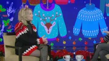 Cárdigan de punto Ronny Kobo Parmida usado por Elizabeth Banks como se vio en VIVO con Kelly y Mark el 15 de diciembre de 2023