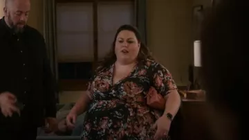 Vestido cruzado de imitación tórrido - Swiss Dot Floral usado por Kate Pearson (Chrissy Metz) como se ve en This Is Us (T06E03)
