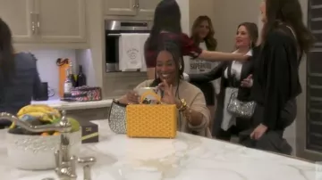 Bolso de baúl de casete Goyard usado por Nia Renee Hill como se ve en The Real Housewives of Beverly Hills (T13E09)