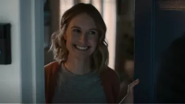 T-shirt à col rond en coton Madewell Whisper porté par Madison Simmons (Caitlin Thompson) comme on le voit dans This Is Us (S06E03)