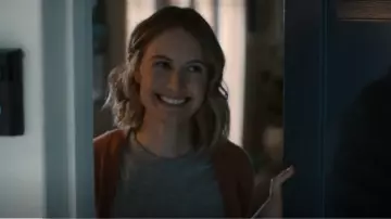 Camiseta de cuello redondo de algodón Madewell Whisper usada por Madison Simmons (Caitlin Thompson) como se ve en This Is Us (T06E03)