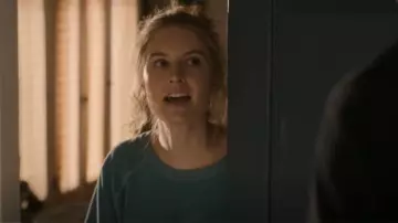 La gran sudadera de The College en turquesa usada por Madison Simmons (Caitlin Thompson) como se ve en This Is Us (T06E03)