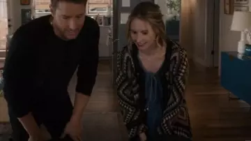 Michael Kors Vestido largo con hombros descubiertos usado por Madison Simmons (Caitlin Thompson) como se ve en This Is Us (T06E05)