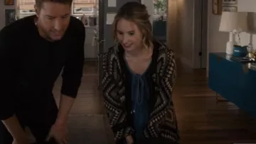 Manteau afghan en alpaga hérité de la connexion péruvienne porté par Madison Simmons (Caitlin Thompson) comme on le voit dans This Is Us (S06E05)