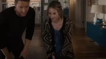 Abrigo afgano de alpaca reliquia de Peruvian Connection usado por Madison Simmons (Caitlin Thompson) como se ve en This Is Us (T06E05)