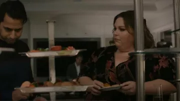 Vestido largo cruzado de terciopelo Hutch usado por Kate Pearson (Chrissy Metz) como se ve en This Is Us (T06E09)