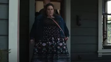 Vestido midi fruncido de Anthropologie Dasha usado por Kate Pearson (Chrissy Metz) como se ve en This Is Us (T06E09)