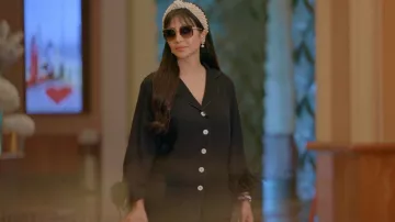 Pijama de plumas durmientes usado por Lojain Omran como se ve en Dubai Bling (S02E03)