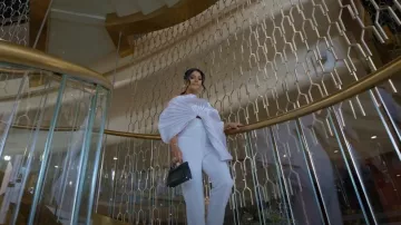 Gaby Charbachy Pantalones de crepé blanco acampanado usados por Farhana Bodi como se ve en Dubai Bling (S02E03)