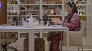 Camisa de seda estampada Gucci Romain usada por Mona Kattan como se ve en Dubai Bling (S02E03)