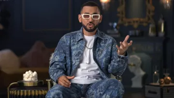 Chaqueta vaquera Kenzo Paris Pixel usada por DJ Bliss como se ve en Dubai Bling (S02E04)