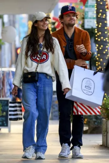 Suéter de algodón orgánico Cherry Los Angeles Logo Intarsia usado por Sara Sampaio en Beverly Hills el 16 de diciembre de 2023