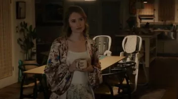 Adriana Iglesias Robe à manches ballons fleuries en soie extensible rose fleurie portée par Madison Simmons (Caitlin Thompson) comme on le voit dans This Is Us (S06E11)