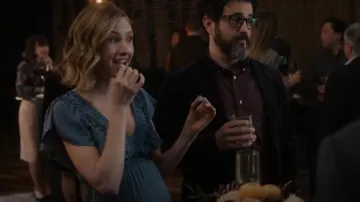 Vestido midi con volantes con volantes de Anthropologie usado por Madison Simmons (Caitlin Thompson) como se ve en This Is Us (T06E12)