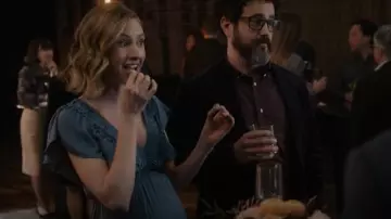 Vestido midi con volantes con volantes de Anthropologie usado por Madison Simmons (Caitlin Thompson) como se ve en This Is Us (T06E12)