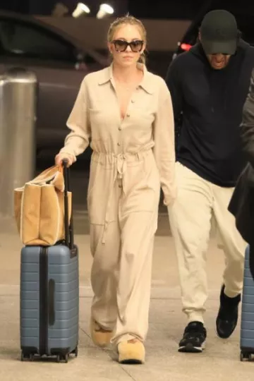 Mule en fourrure de Céline en peau de mouton portée par Sydney Sweeney à l’aéroport de Los Angeles le 16 décembre 2023