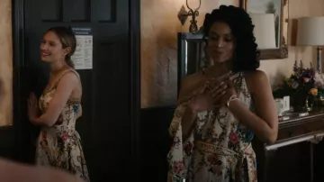 Camilla Caftán de un hombro con banda para el cuello usada por Beth Pearson (Susan Kelechi Watson) como se ve en This Is Us (T06E12)
