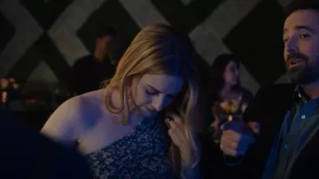 Astr the Label Santorini Vestido usado por Sophie Larson (Alexandra Breckenridge) como se ve en This Is Us (T06E14)
