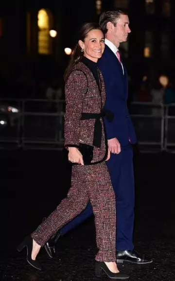Pantalones Saloni Maxima usados por Pippa Middleton en la publicación de Christmas Community Carol Service el 8 de diciembre de 2023
