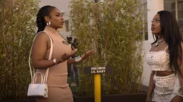 Vestido de placa con el logotipo de Diesel M-Onerva usado por Shawna Clark (Aida Osman) como se ve en Rap Sh!t (S02E08)