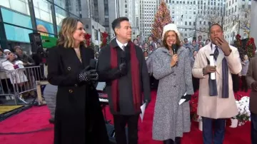 Gants en cuir perlé Bloomingdale’s portés par Savannah Guthrie comme on le voit dans Aujourd’hui le 21 décembre 2023
