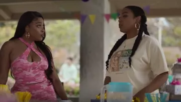Camiseta de Carhartt Bloomin' usada por Shawna Clark (Aida Osman) como se ve en Rap Sh!t (S02E08)