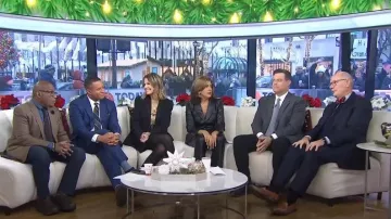 Blazer en gabardine à manches bouffantes Michael Kors porté par Savannah Guthrie tel qu’on le voit dans Today le 21 décembre 2023