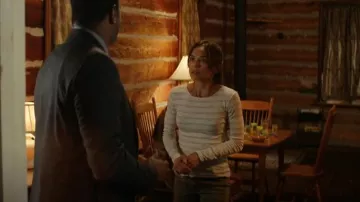 Vince Long Sleeve Double Striped Top porté par Charlene 'Charlie' Hubble (Kristin Kreuk) comme on le voit dans Reacher (S01E04)