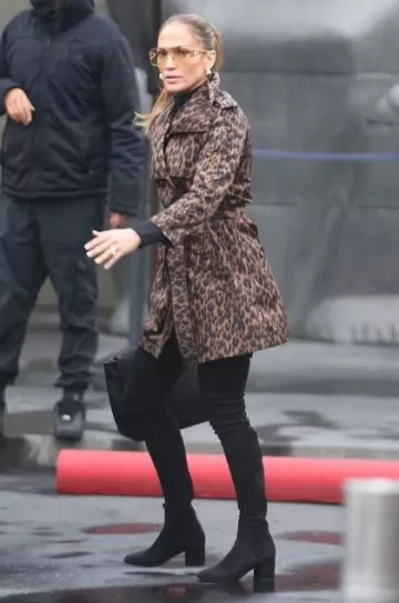 Hermès Birkin Bag worn by Jennifer Lopez in Los Angeles on December 21, 2023