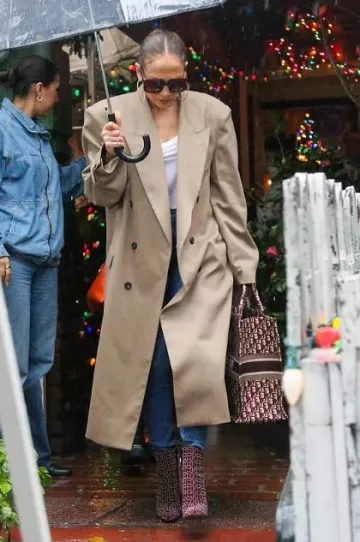 Bottines cloutées en daim Alaïa portées par Jennifer Lopez à Los Angeles le 21 décembre 2023