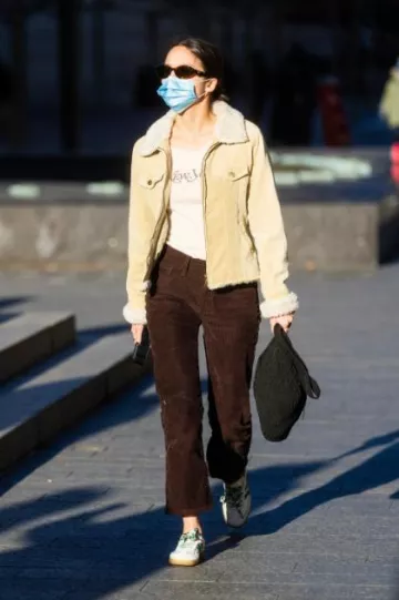 Levis Wedgie Pantalon droit en velours côtelé porté par Olivia Rodrigo à New York le 21 décembre 2023