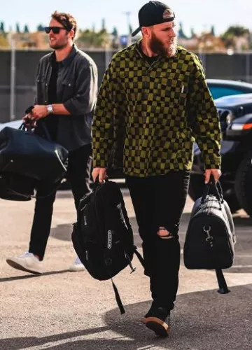 Camisa de pana a cuadros verde lima de Marni usada por Cooper Kupp en la cuenta de Instagram @cooperkupp