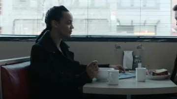 Abrigo Schott NYC Wool Blend usado por Frances Neagley (Maria Sten) como se ve en Reacher (S02E01)