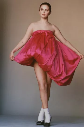 Jacquemus Les Chaussures Ballet Leather Mules worn by Selena Gomez at Vogue Mexico on December 21, 2023