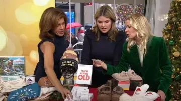 Blazer ajusté en velours Zara porté par Meredith Sinclair comme on le voit dans Today with Hoda & Jenna le 22 décembre 2023