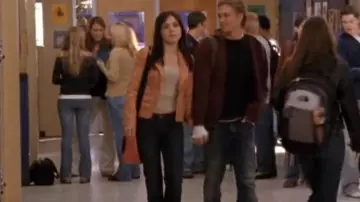 Kate Spade Ny­lon Mes­sen­ger Bag worn by Brooke Davis (Sophia Bush) as seen in One Tree Hill (S03E13)
